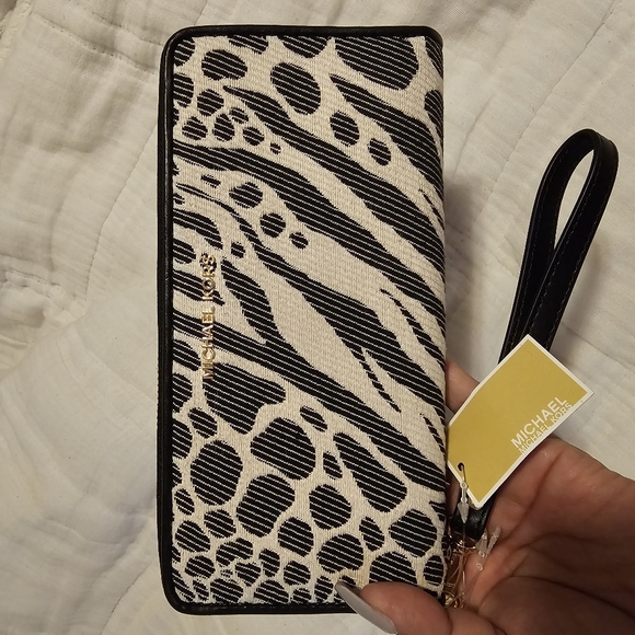 Michael Kors Continental Wallet - Picture 2 of 6